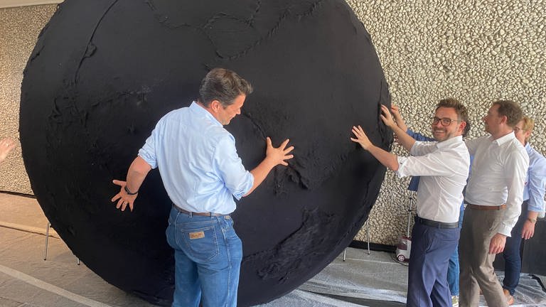 "Black Ball": Für die Ornamenta 2024 entsteht in Pforzheim ein riesiger schwarer Filzball.