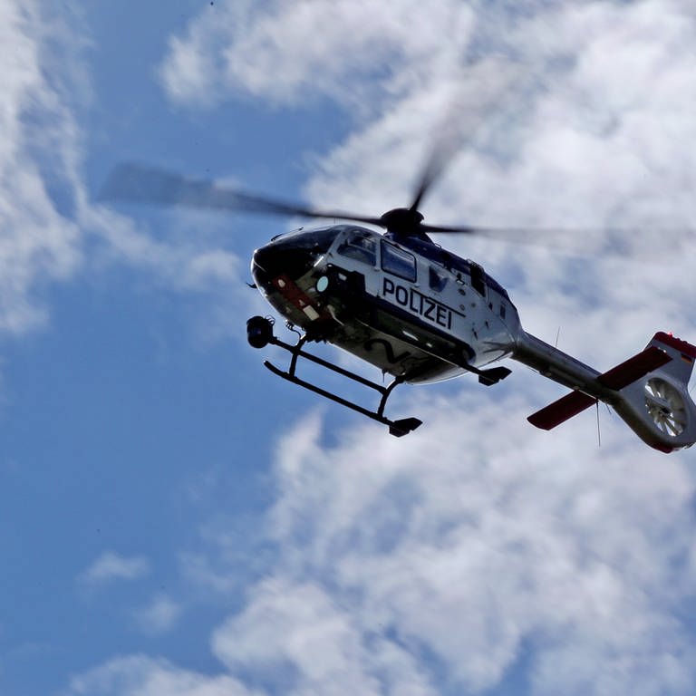 Polizeihubschrauber von unten vor blauem Himmel (Symbolbild) (Foto: dpa Bildfunk, picture alliancedpadpa-Zentralbild  Jan Woitas)
