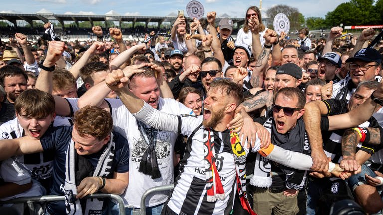 Die Fans bejubeln den Aufstieg des SSV Ulm 1846 Fußball in die 2. Bundesliga. (Foto: IMAGO, IMAGO / Eibner)